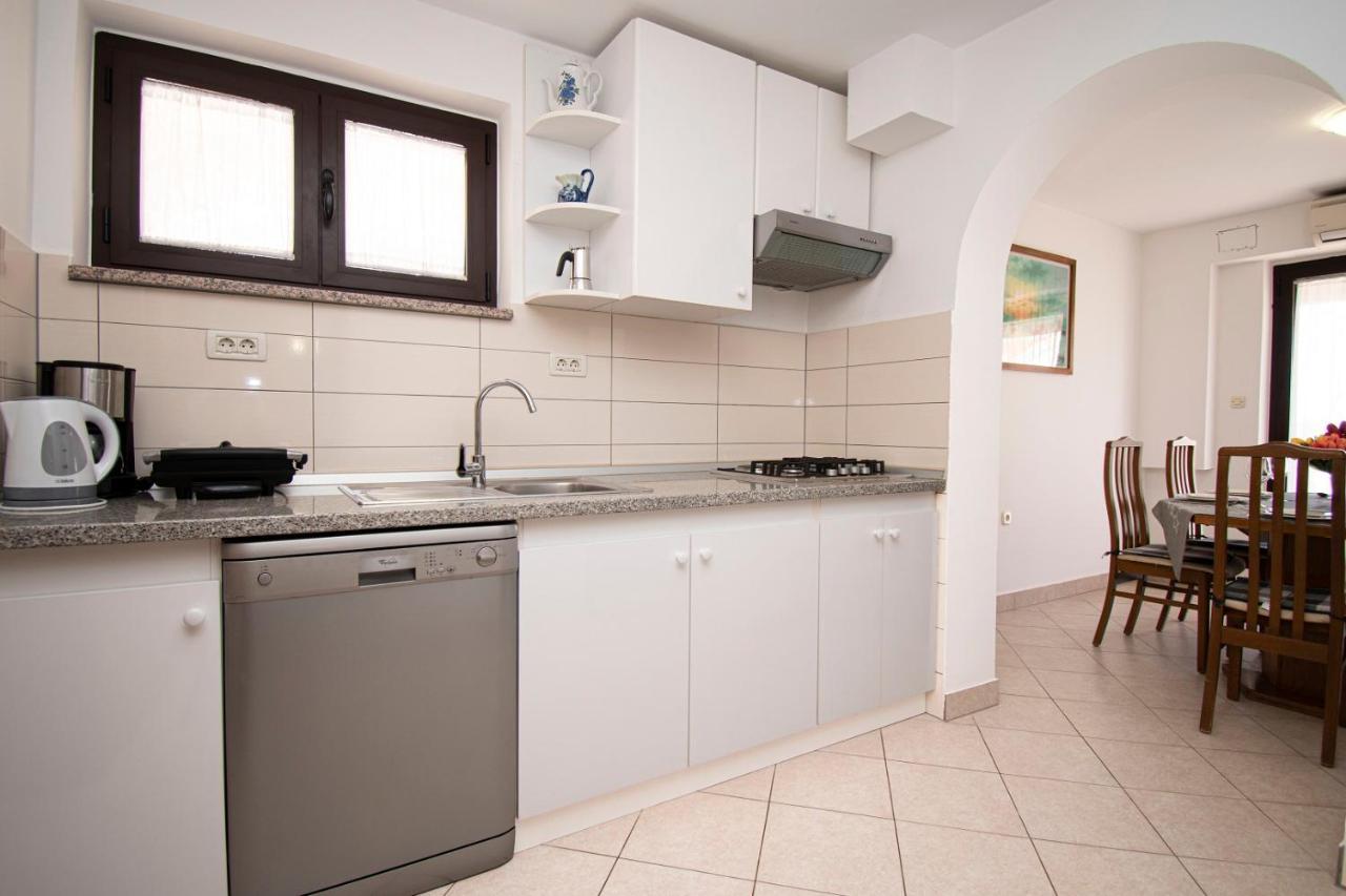 Holiday Apartment 50M From The Beach Pjescana Uvala Zewnętrze zdjęcie