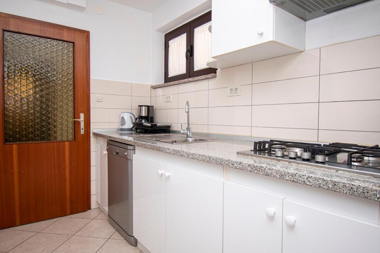 Holiday Apartment 50M From The Beach Pjescana Uvala Zewnętrze zdjęcie