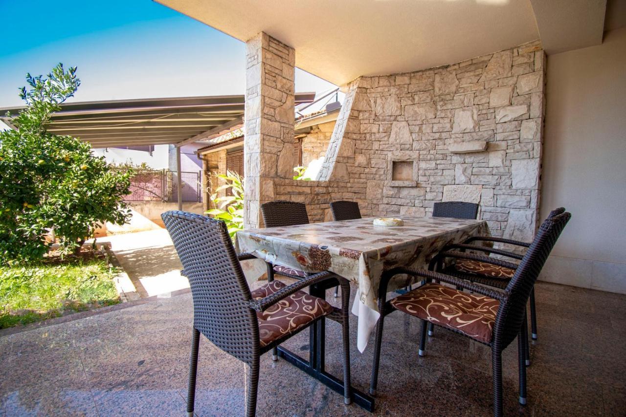 Holiday Apartment 50M From The Beach Pjescana Uvala Zewnętrze zdjęcie