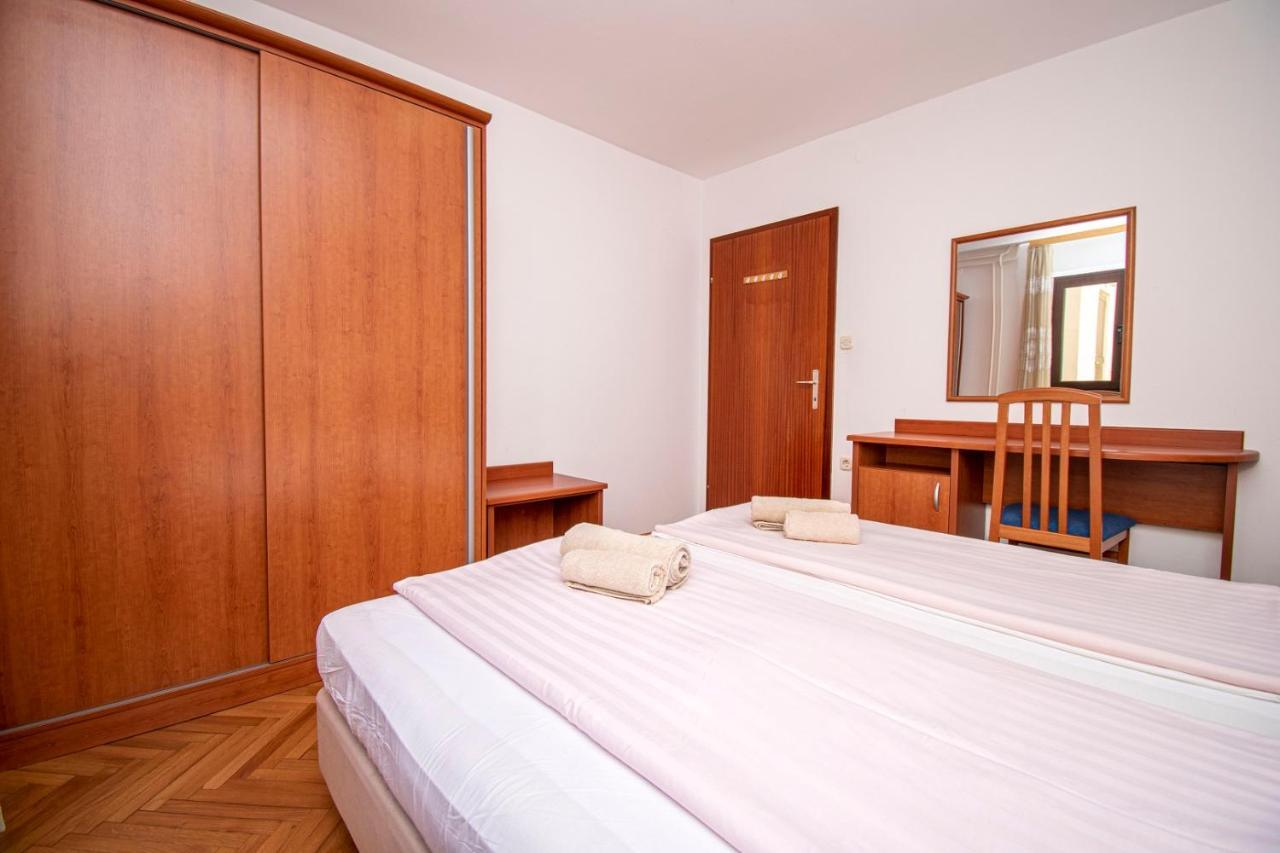 Holiday Apartment 50M From The Beach Pjescana Uvala Zewnętrze zdjęcie