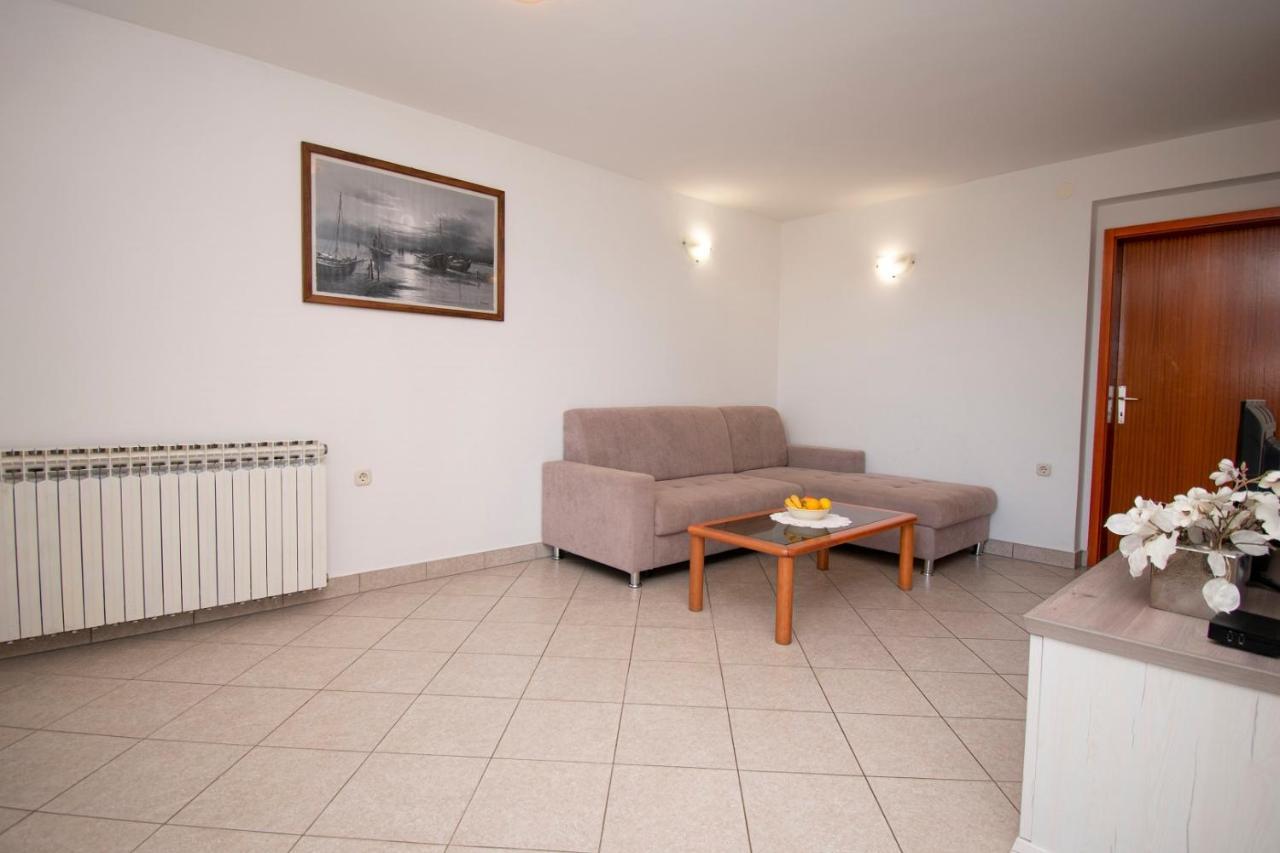 Holiday Apartment 50M From The Beach Pjescana Uvala Zewnętrze zdjęcie