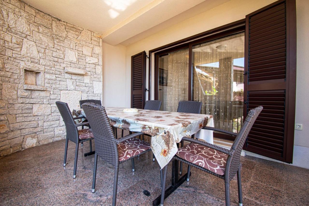 Holiday Apartment 50M From The Beach Pjescana Uvala Zewnętrze zdjęcie