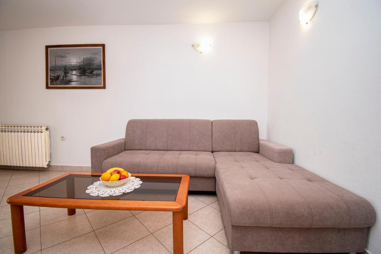 Holiday Apartment 50M From The Beach Pjescana Uvala Zewnętrze zdjęcie